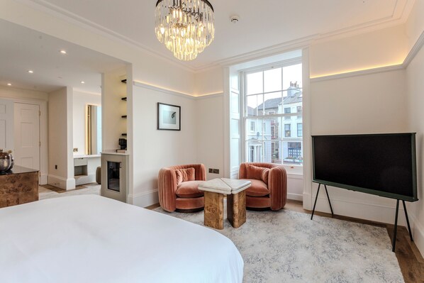 ห้องลักซ์ชัวรี่ดับเบิล, เตียงใหญ่ 1 เตียง | ตู้นิรภัยในห้องพัก, โต๊ะทำงาน, ผ้าม่านกันแสง, เตารีด/โต๊ะรีดผ้า