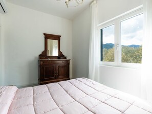 2 bedrooms, travel crib, free WiFi