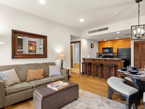 Een smart-tv en een open haard