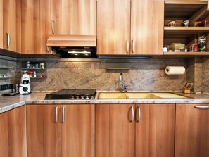 Een microgolfoven, een oven, een broodrooster, een kinderstoel