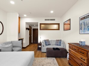 1 bedroom, desk, iron/ironing board, free WiFi - Sundial C109-A | Ski-in/Ski-out | Mountain Views | Pools & Hot Tubs | Fire Pits (Park City)