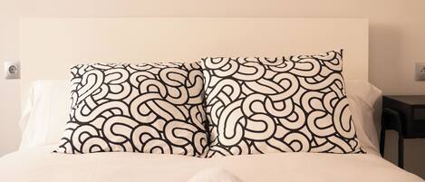 1 slaapkamer, een strijkplank/strijkijzer, beddengoed