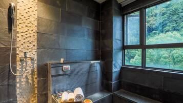 豪華四人房, 山景 | 浴室 | 獨立浴缸和淋浴設備、吹風機、毛巾、洗髮精