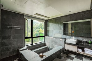 舒適三人房, 山景 | 浴室 | 獨立浴缸和淋浴設備、吹風機、毛巾、洗髮精
