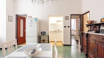 Standard Apartment, City View | Living area