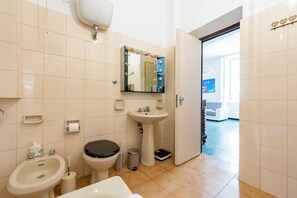 アパートメント 2 ベッドルーム | バスルーム | ヘアドライヤー、ビデ、タオル、石鹸
