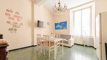 Departamento, 2 habitaciones | Área de sala de estar | Televisión de pantalla plana de 32 pulgadas con canales por cable