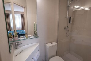 Sèche-cheveux, serviettes fournies, savon, shampoing