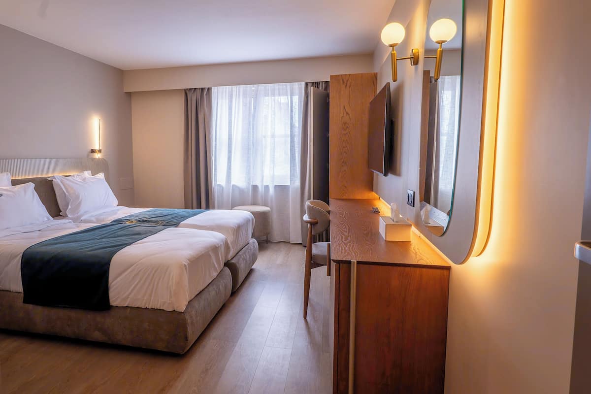 Standard Twin Room | In-room safe, desk, laptop workspace, blackout drapes