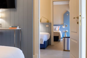 Quarto família, sacada | Wi-Fi de cortesia, roupa de cama