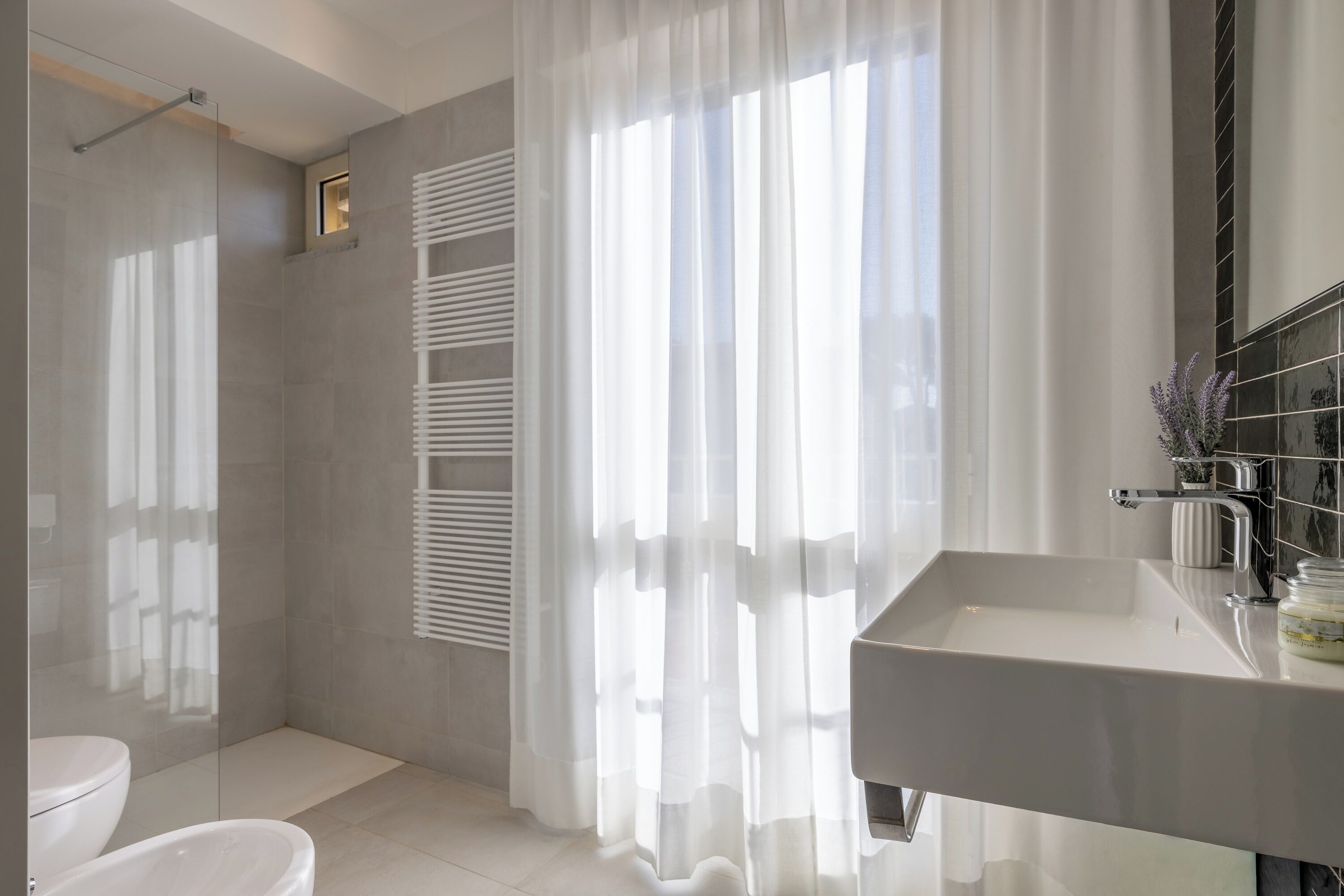 Comfort kamer, 1 twee- of 2 eenpersoonsbedden, balkon | Badkamer | Een douche, een haardroger, handdoeken, zeep