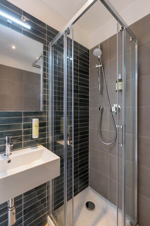Family Room, Balcony | Bathroom | Shower, hair dryer, towels, soap - Hotel Sablé (Marina di Pietrasanta)