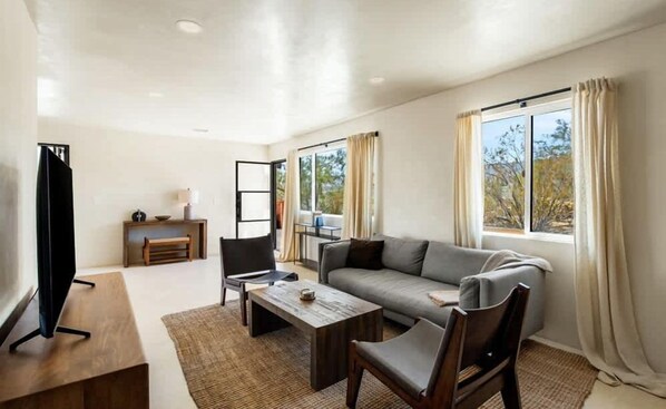 Una televisión, una oficina