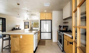 Réfrigérateur, four à micro-ondes, un four, surface de cuisson