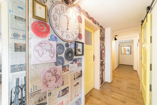 Classic-huoneisto, patio | Oleskelualue | Taulutelevisio