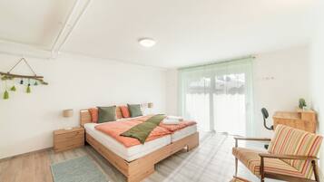 Classic Apartment, Patio | 5 bedrooms, iron/ironing board, free WiFi, bed sheets