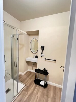 Secador de cabelo, toalhas de banho, sabonete, shampoo