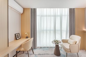 Luxury Twin Room, City View | Laptop workspace, soundproofing, iron/ironing board, free WiFi - ParkHeng Hotel Shenzhen World Exhibition & Convention Center Branch (Shenzhen)