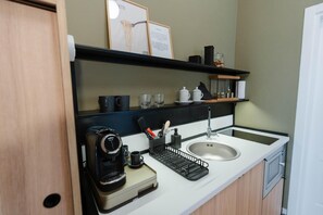 Kühlschrank, Mikrowelle, Herdplatte, Wasserkocher mit Kaffee-/Teezubehör