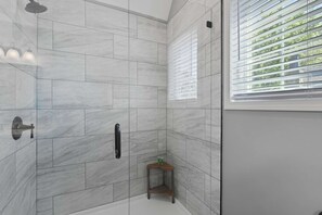 Een douche, handdoeken