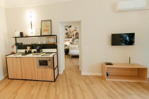 Réfrigérateur, micro-ondes, cafetière/bouilloire, bouilloire électrique