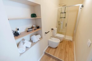 Sèche-cheveux, serviettes fournies, savon, shampoing