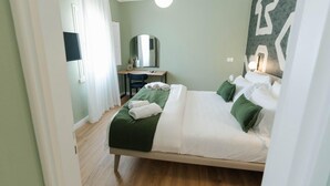 Un dormitorio con cama, escritorio y silla.