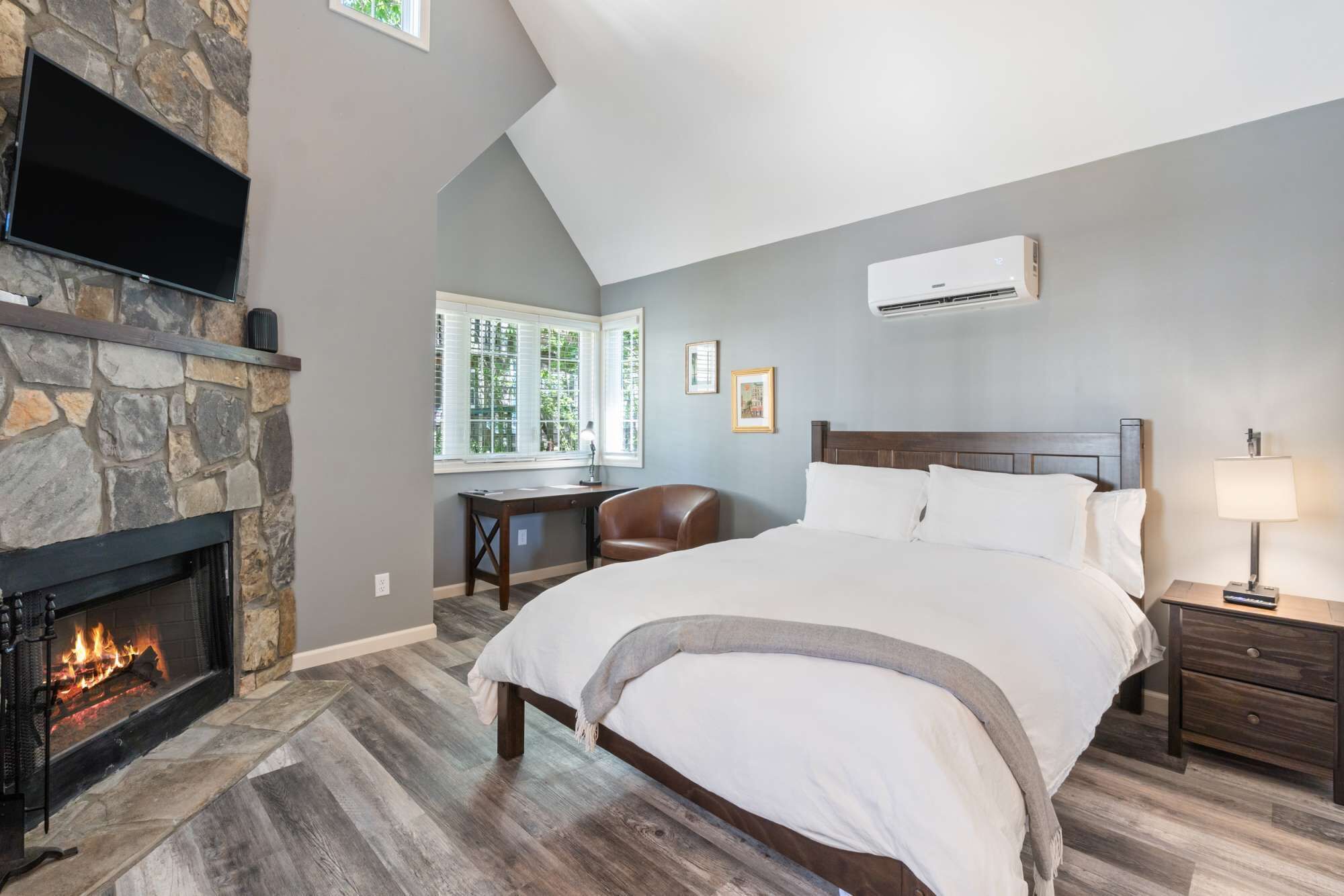 Skrivebord, wi-fi og sengetøy