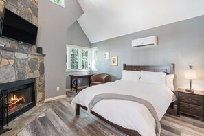 Desk, WiFi, bed sheets