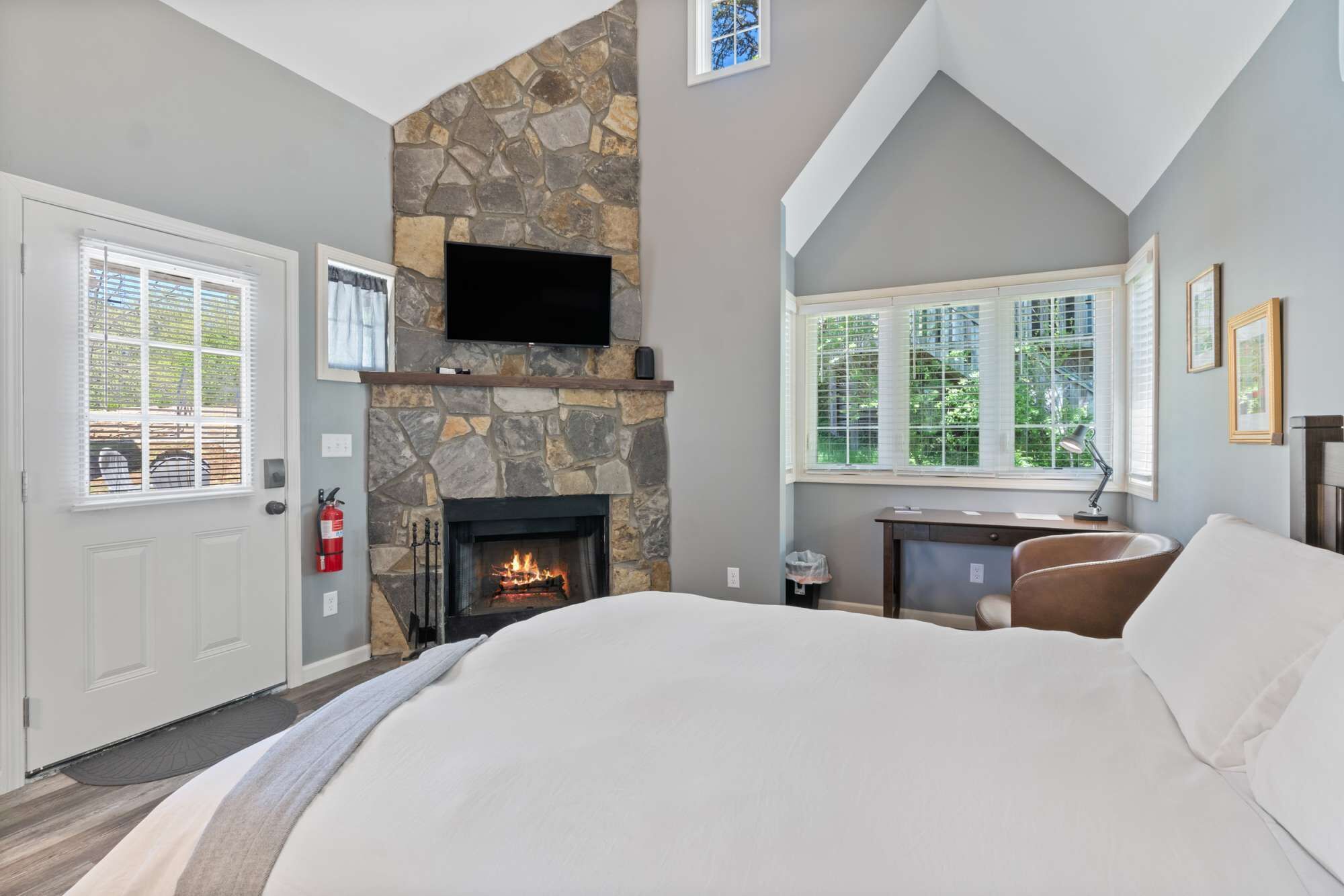 Escritorio, wifi y ropa de cama 