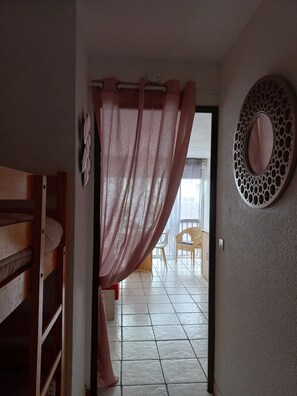 2 chambres, fer et planche Ă repasser