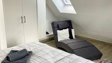 1 habitación, escritorio, tabla de planchar con plancha y wifi