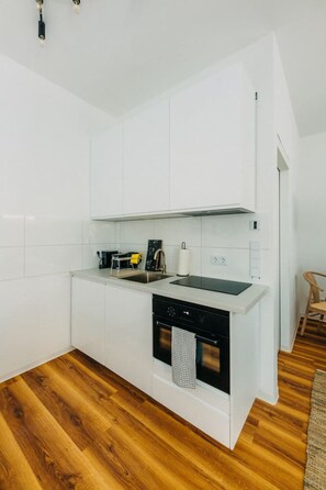 Réfrigérateur, micro-ondes, four, plaque de cuisson