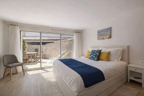 Signature House, Patio (N2 la sterne Voyageuse) | Iron/ironing board, free WiFi - Le Clos des Sternes (La Flotte)