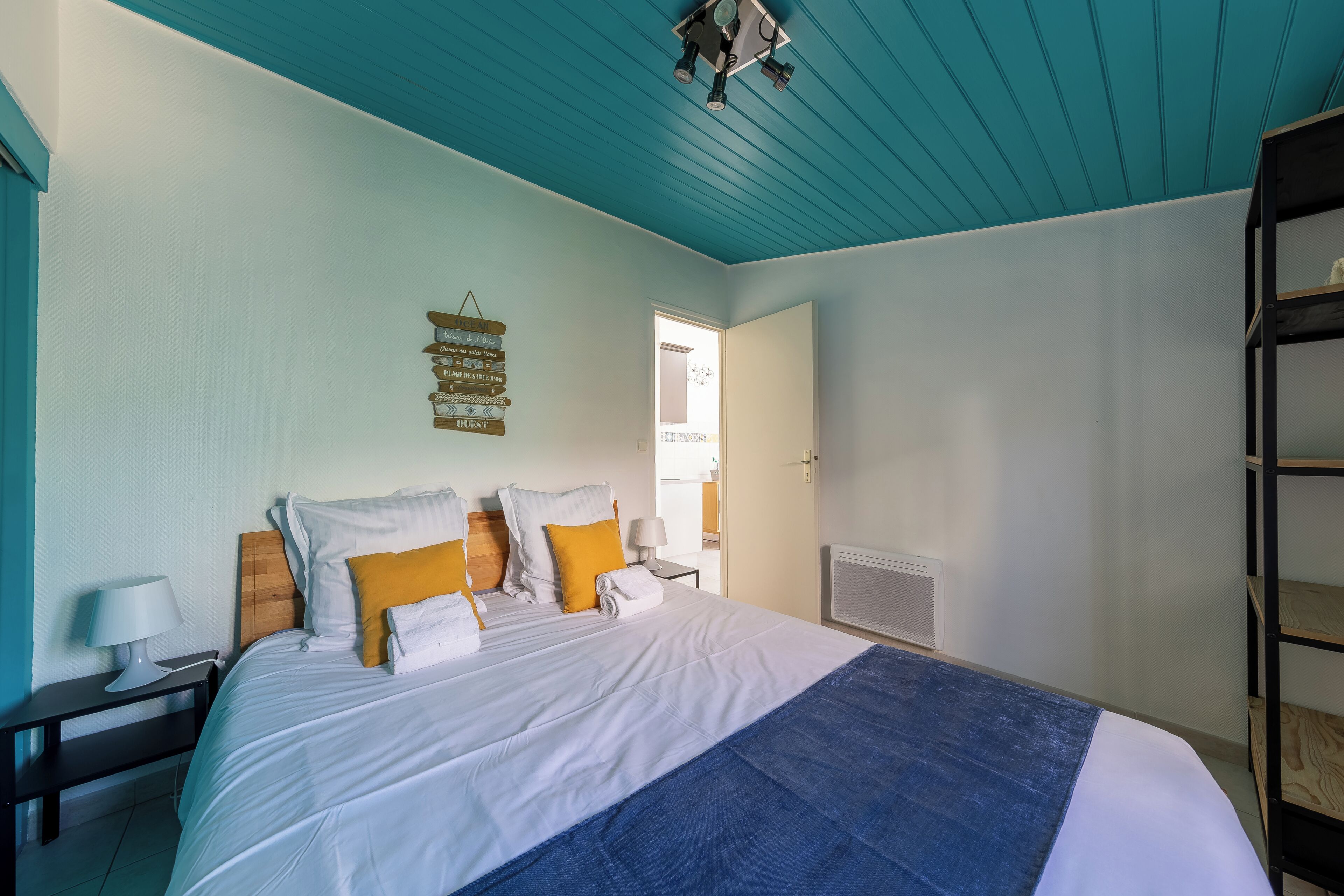 Maison Signature, patio (N1bis  La Sterne Pierregarin) | Literie de qualité supérieure, fer et planche à repasser, lit parapluie