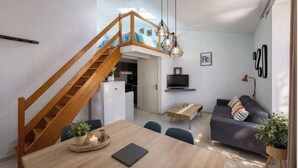 ดีไซน์อพาร์ทเมนท์, 3 ห้องนอน (N 7 La Sterne Royale) | บริเวณนั่งเล่น | ทีวี 32 นิ้ว พร้อมช่องดาวเทียม