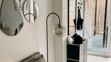 Smart TV, books, stereo