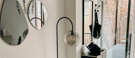 Smart TV, books, stereo