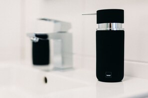 Hårtork och handdukar