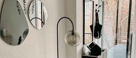 Smart-TV, Bücher, Stereoanlage