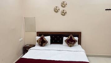 Deluxe Double Room, Balcony | Desk, laptop workspace, free WiFi