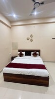 Deluxe Double Room, Balcony | Desk, laptop workspace, free WiFi