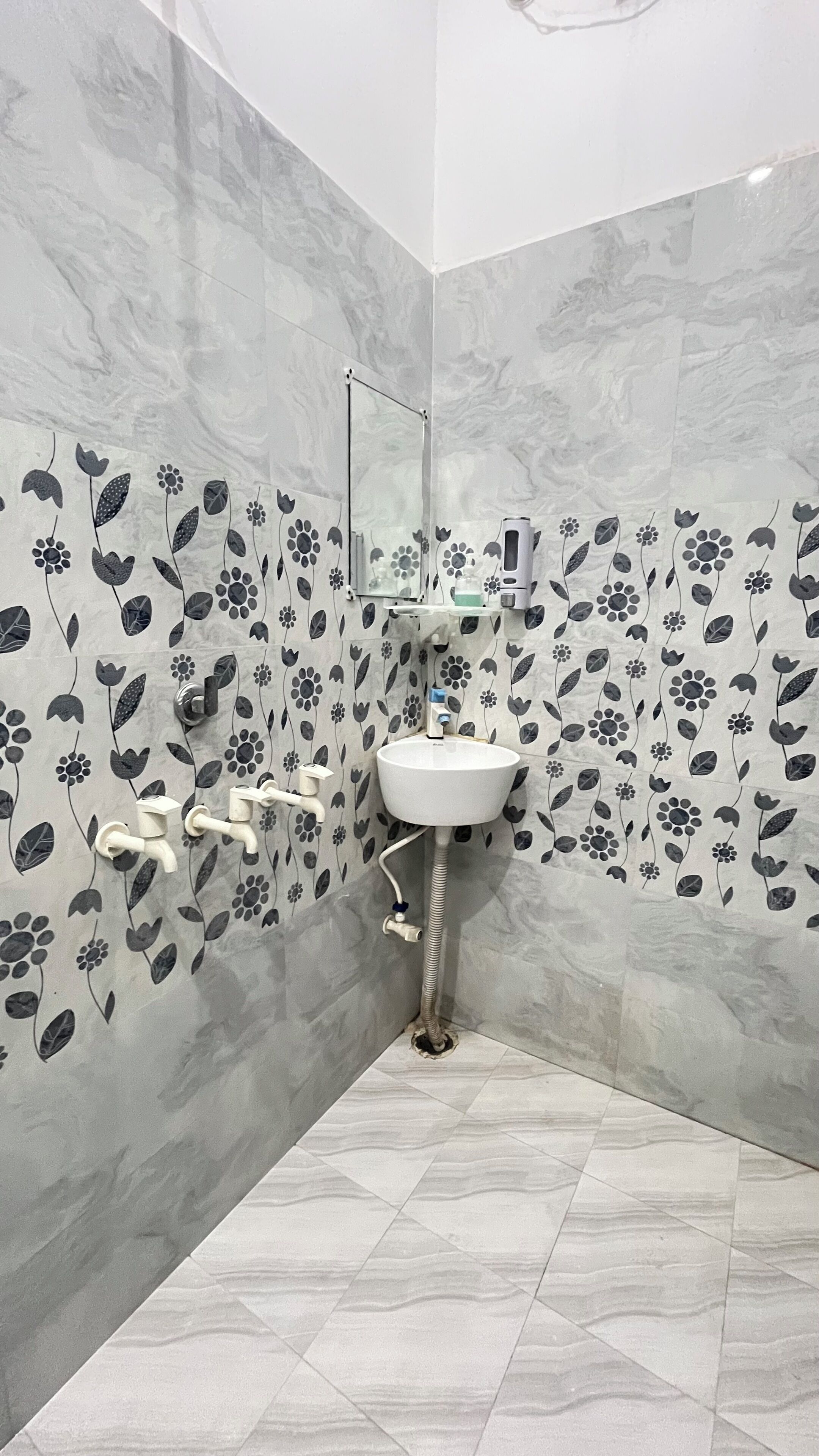 Deluxe Double Room, Balcony | Bathroom | Shower, free toiletries, towels, soap