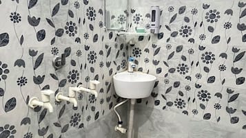 Deluxe Double Room, Balcony | Bathroom | Shower, free toiletries, towels, soap