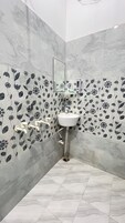 Ducha, artículos de tocador gratuitos, toallas, jabón
