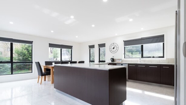 Private kitchen - Perfect for groups and large families - Sleeps 12 (Newstead)