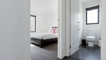 6 bedrooms, desk, iron/ironing board, travel crib