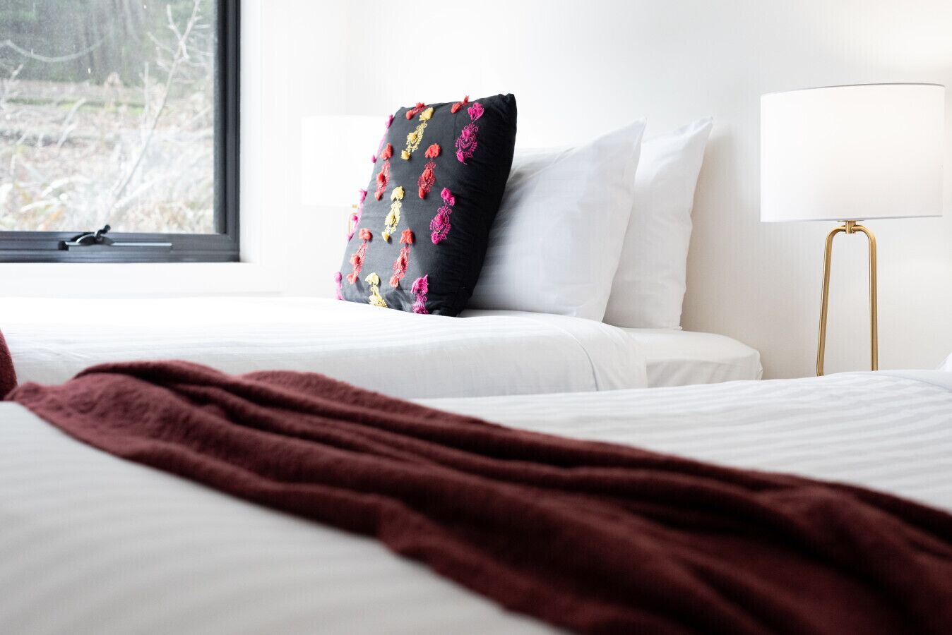 6 makuuhuonetta, työpöytä, silitysrauta/-lauta, vauvan matkasänky