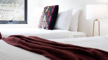 6 makuuhuonetta, työpöytä, silitysrauta/-lauta, vauvan matkasänky