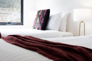 6 habitaciones, escritorio y tabla de planchar con plancha 